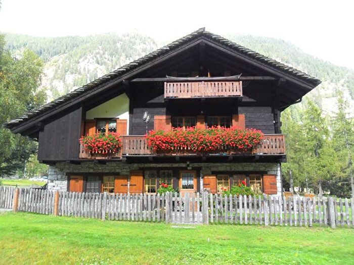 Casa trilocale in affitto in Centro Abitato Isella SNC, Macugnaga
