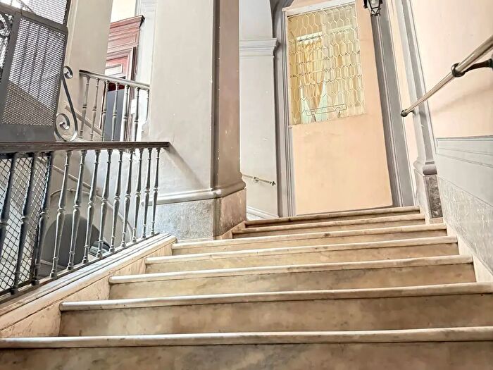 Appartamento con 6 locali in vendita in Via Costantinopoli, Napoli