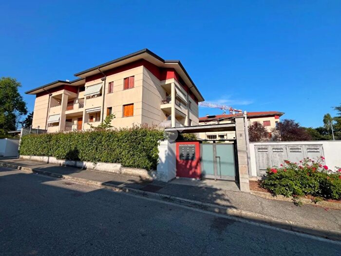 Appartamento trilocale in vendita in Via Giovanni Pascoli, Lesmo