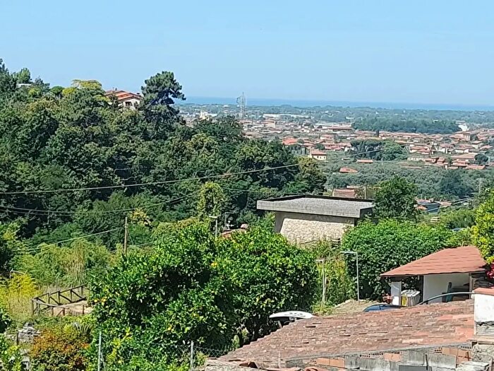 Appartamento quadrilocale in vendita in Via Castello, Pietrasanta