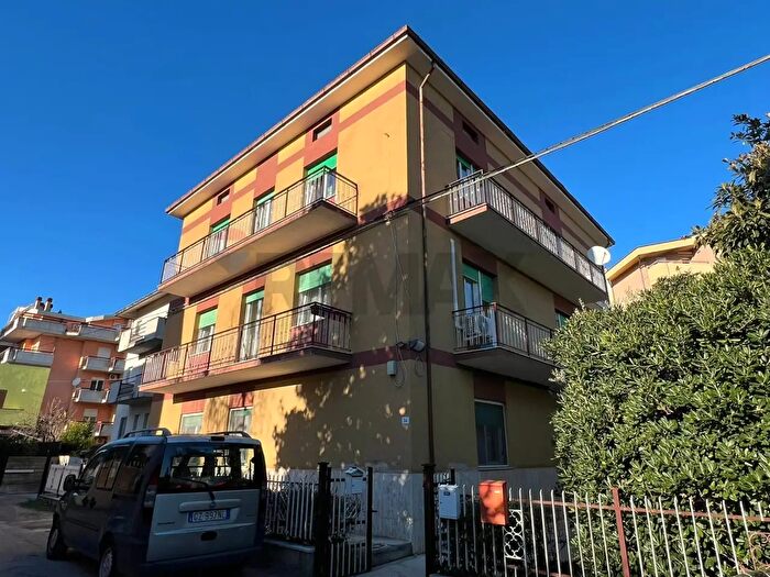Casa con 16 locali in vendita in Via Olmo di Riccio, Lanciano