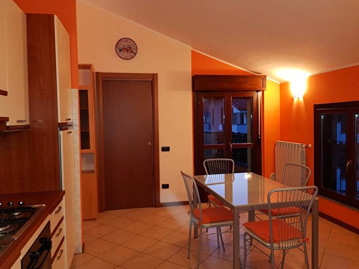 Appartamento bilocale in affitto in Via Johann Sebastian Bach, Centro, Caronno Pertusella