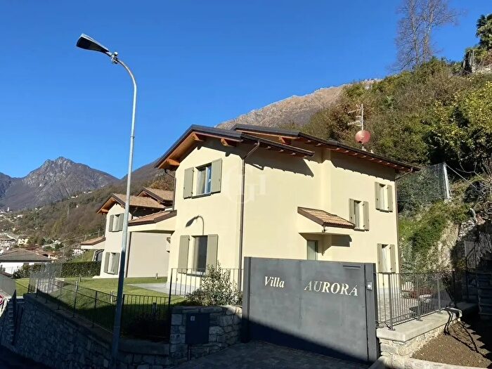 Casa con 7 locali in vendita in Via Bosco Impero, Carlazzo