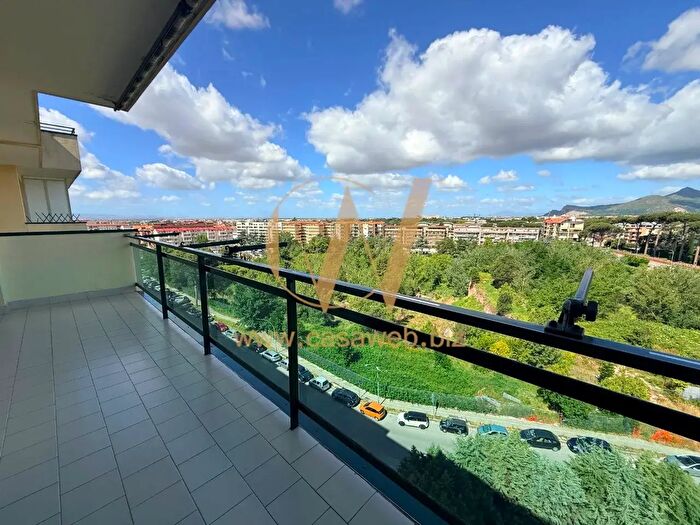 Appartamento con 8 locali in vendita in Via dei Vecchi Pini, Caserta