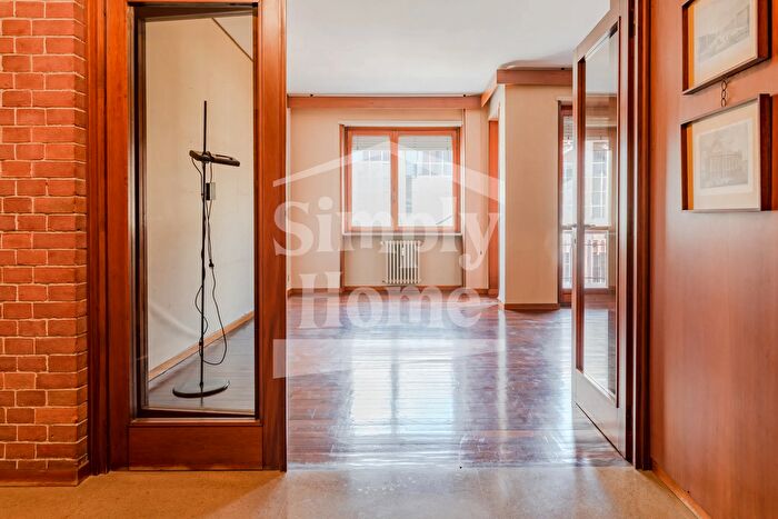 Appartamento con 5 locali in vendita in Via Benvenuto Cellini, Torino