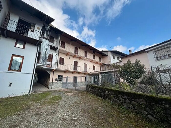 Casa con 6 locali in affitto in Via Camillo Benso Conte di Cavour, Strambinello