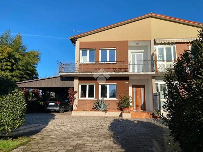 Casa con 6 locali in vendita in Via Castellana, Castelfranco Veneto