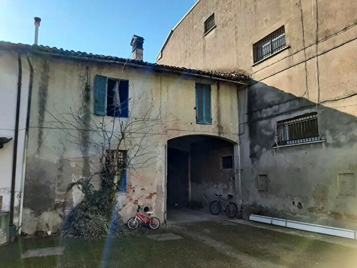 Casa con 5 locali in vendita in Guardamiglio