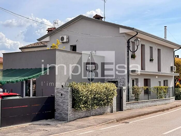 Casa con 5 locali in vendita in Via Trento, Paese