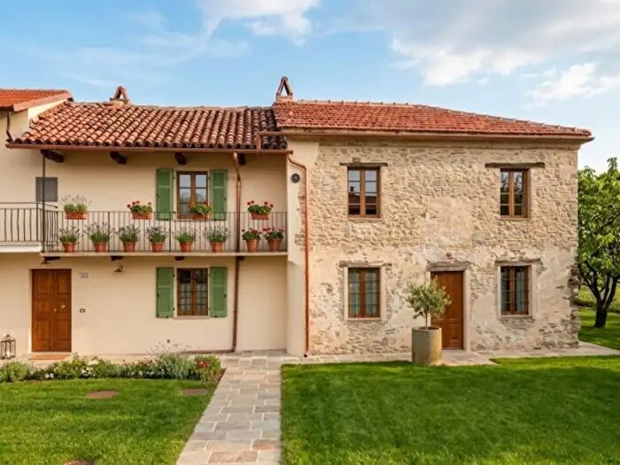 Casa con 6 locali in vendita in Cravanzana