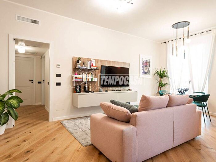 Appartamento trilocale in affitto in Viale Luigi Torelli, Farini, Milano