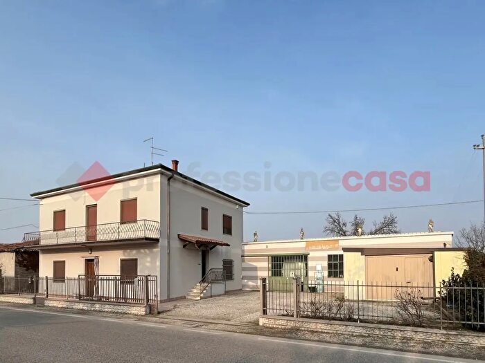 Casa con 8 locali in vendita in Isola Della Scala