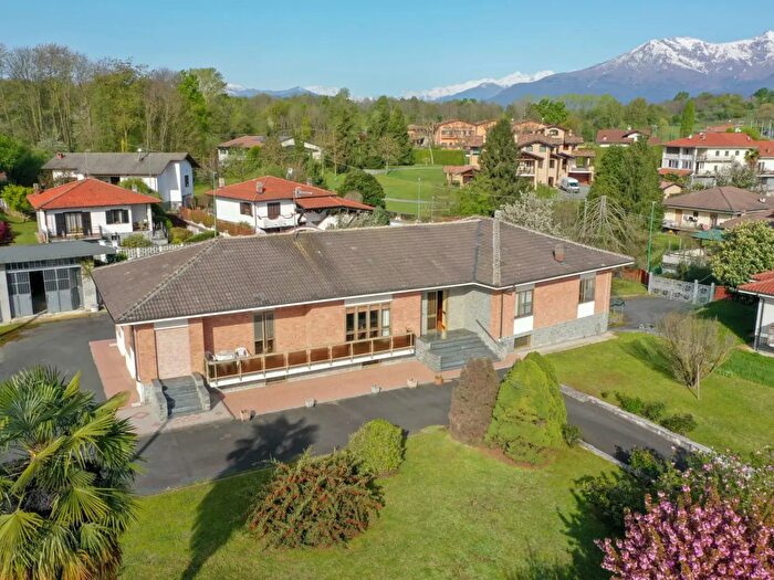 Casa con 12 locali in vendita in Via Giacomo Tinetti, San Martino Canavese