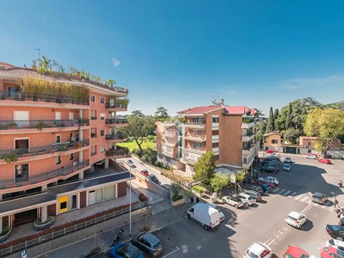 Appartamento trilocale in vendita in Via Igea, Roma