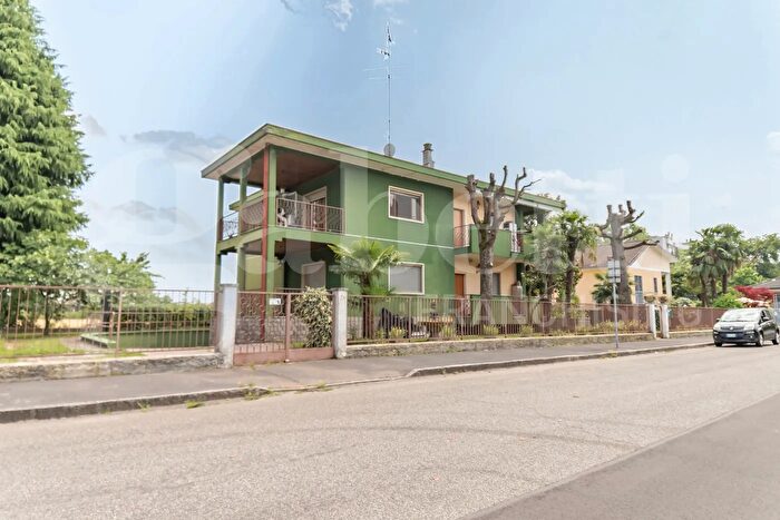 Casa quadrilocale in vendita in Via Pirandello, Rozzano