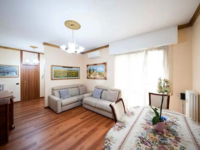 Appartamento trilocale in vendita in Via Luigi Cadorna, Verano Brianza