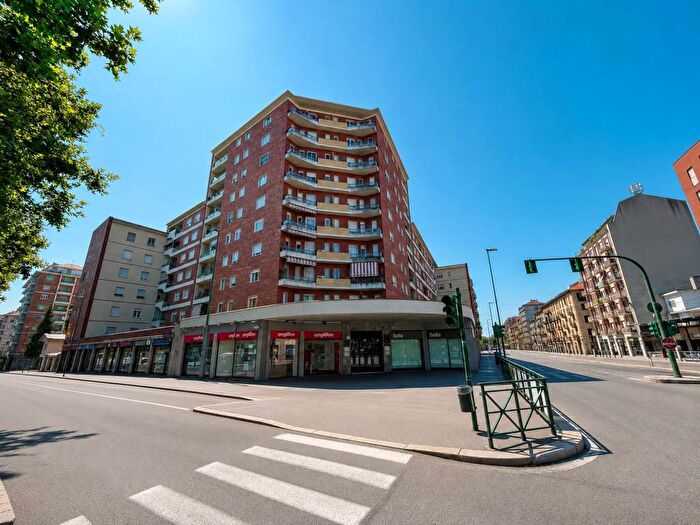 Appartamento trilocale in affitto in Corso Novara, Aurora, Torino