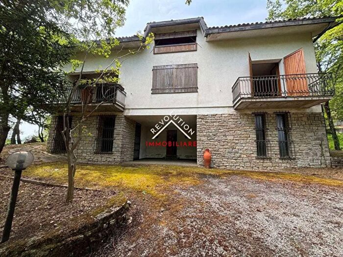 Casa con 9 locali in vendita in Via degli Abeti, Pietralunga