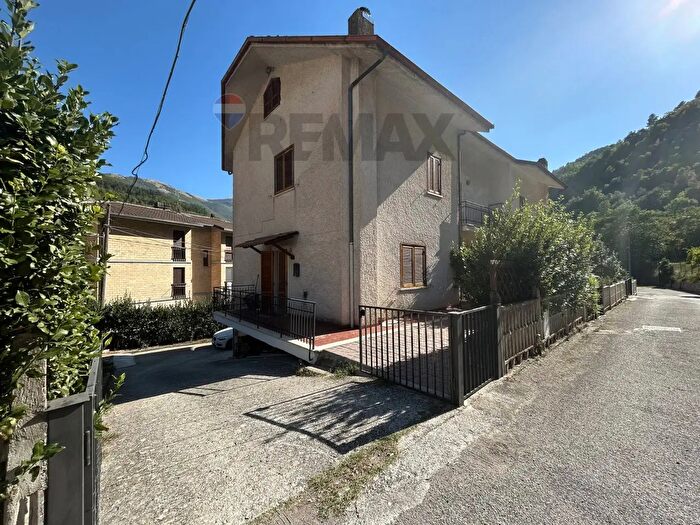 Casa con 6 locali in affitto in Vallo Di Nera