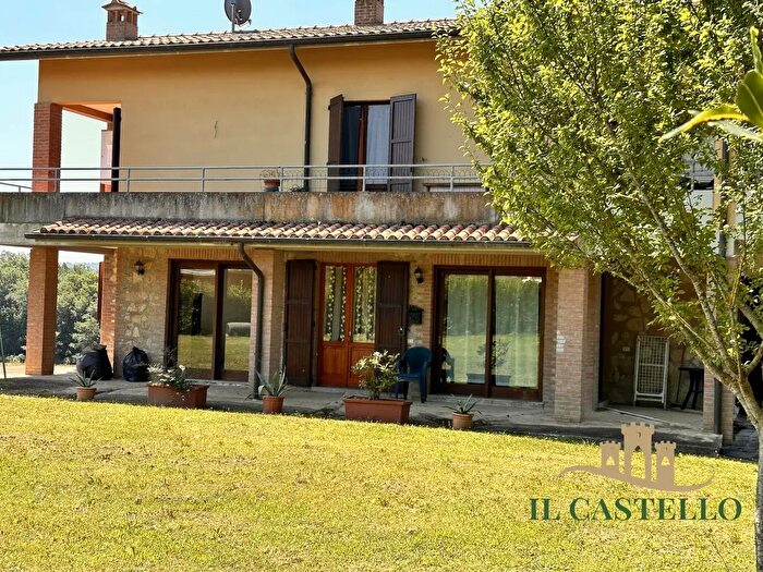 Casa con 6 locali in vendita in Castiglione Del Lago