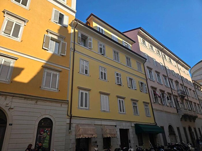 Appartamento trilocale in affitto in Via della Zonta, Borgo Teresiano, Trieste