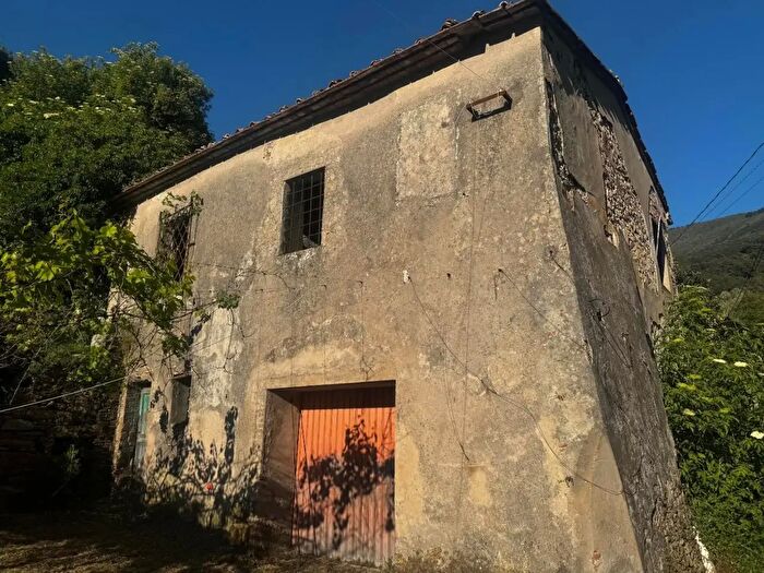 Casa con 6 locali in vendita in Calci