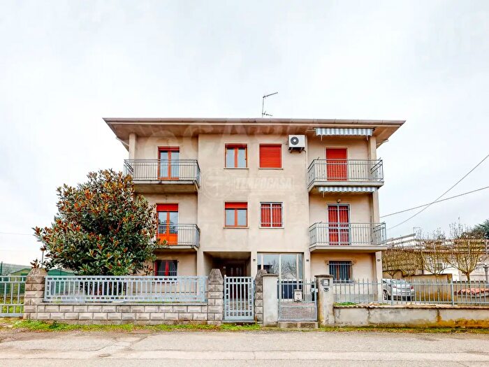 Appartamento con 6 locali in vendita in Via del Salice, Cento