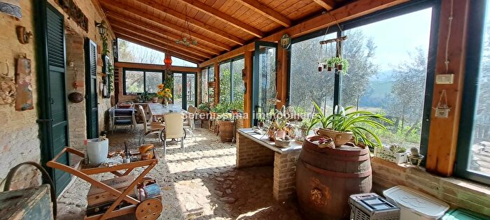 Casa con 10 locali in vendita in Vallefoglia