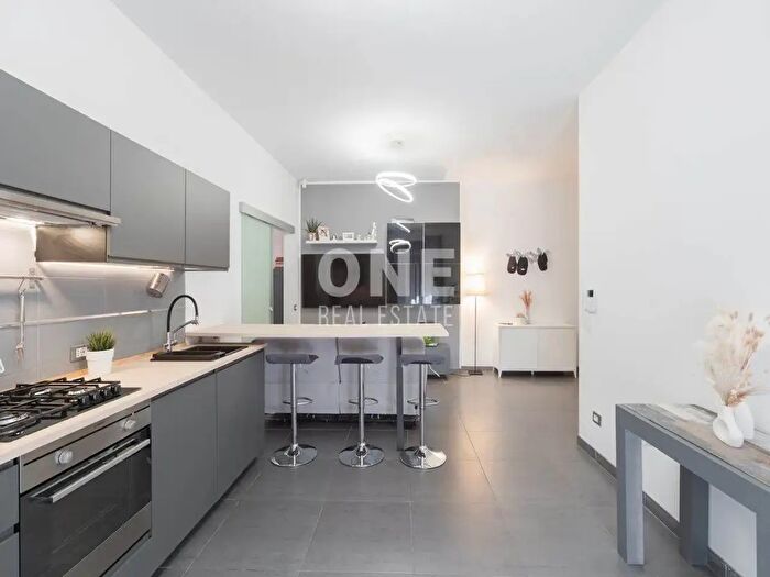 Appartamento trilocale in vendita in Via Canova, Monza