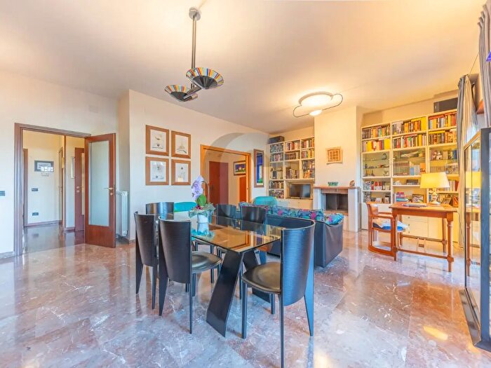 Appartamento con 5 locali in vendita in Via Vecchia di Grottaferrata, Marino