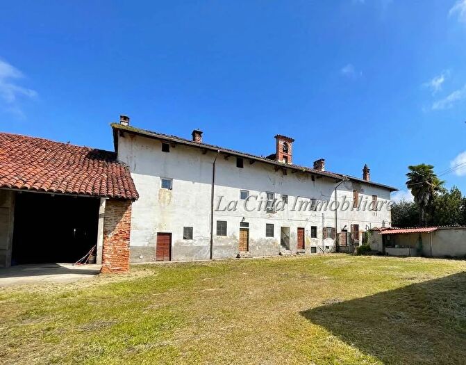 Casa con 5 locali in vendita in Via Vignale, Novara