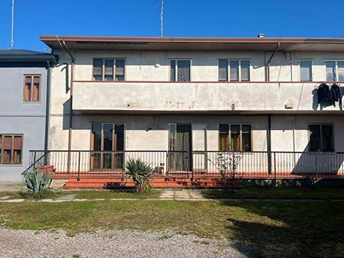 Casa con 6 locali in vendita in Via Ugo Foscolo, Porto Viro