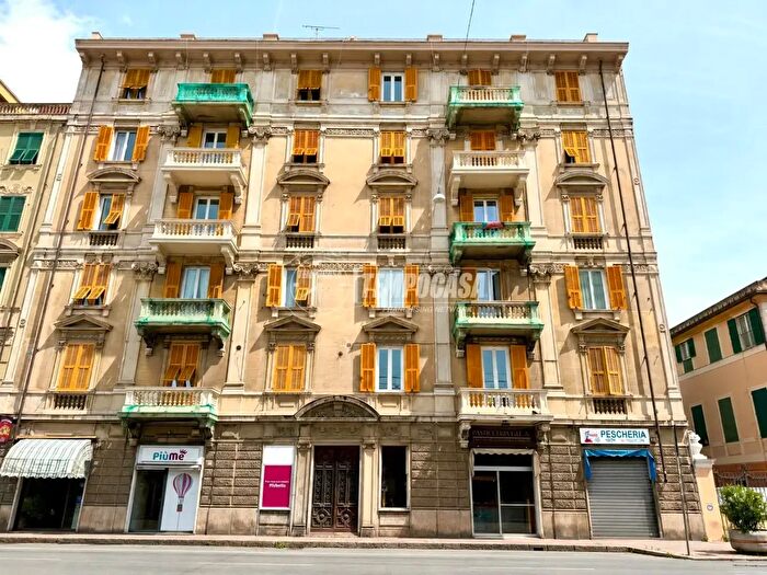 Appartamento con 6 locali in vendita in Via Merano, Genova