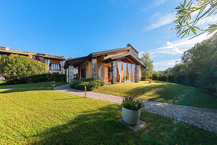 Casa con 9 locali in vendita in Desenzano Del Garda