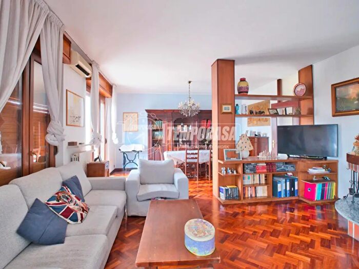 Appartamento trilocale in vendita in Via Fiume, Novara