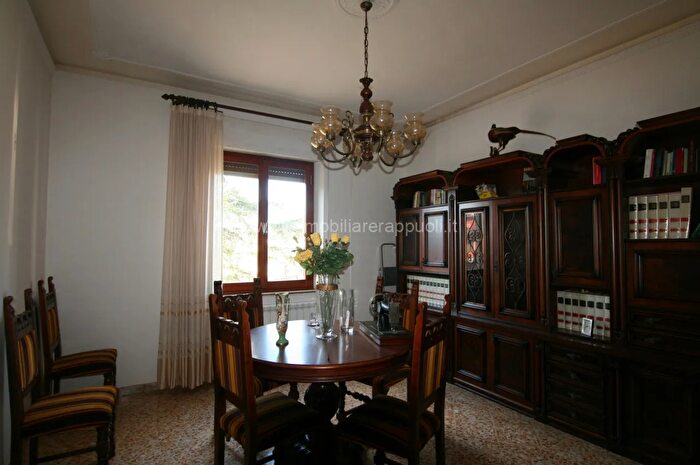 Casa con 6 locali in vendita in Asciano