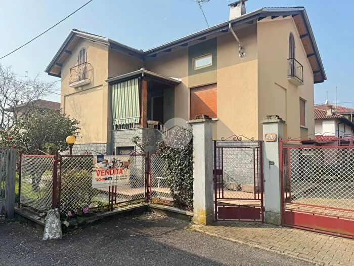 Casa con 5 locali in vendita in Via Barazze, Cossato