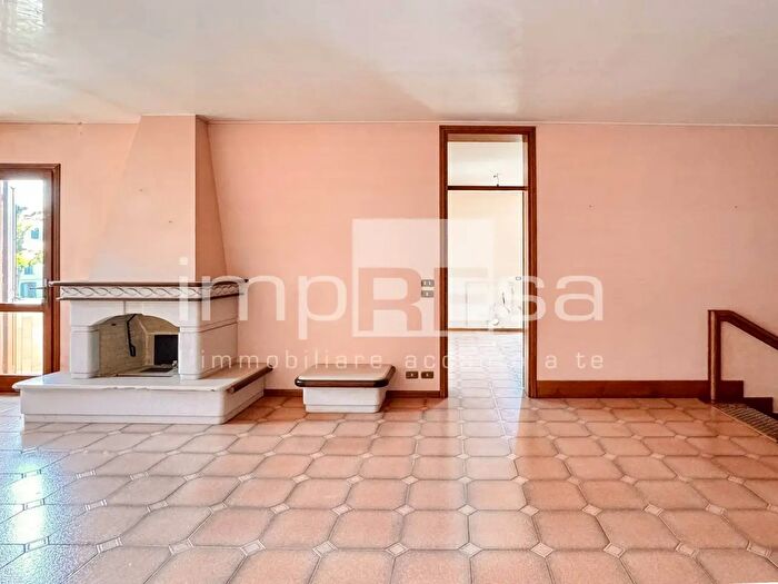 Casa con 7 locali in vendita in Via Roma, Mansue'
