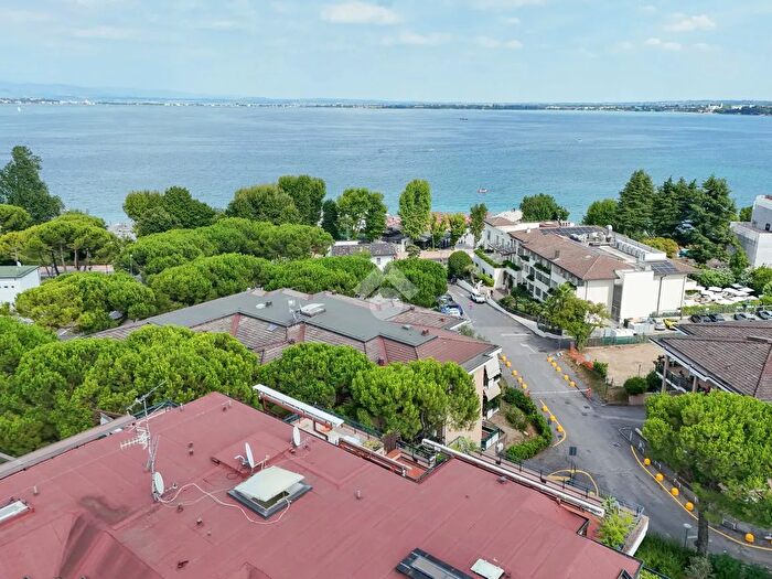 Appartamento trilocale in vendita in Desenzano Del Garda