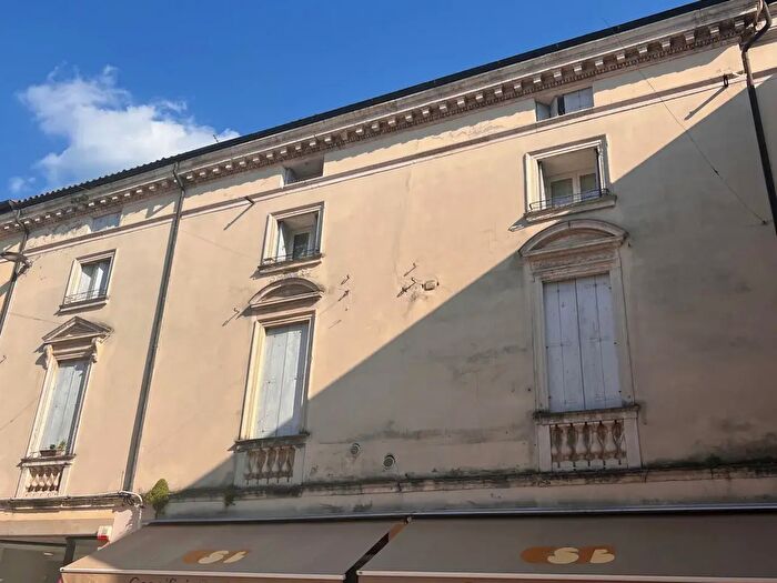 Appartamento quadrilocale in vendita in Via Giuseppe Garibaldi, Lonigo