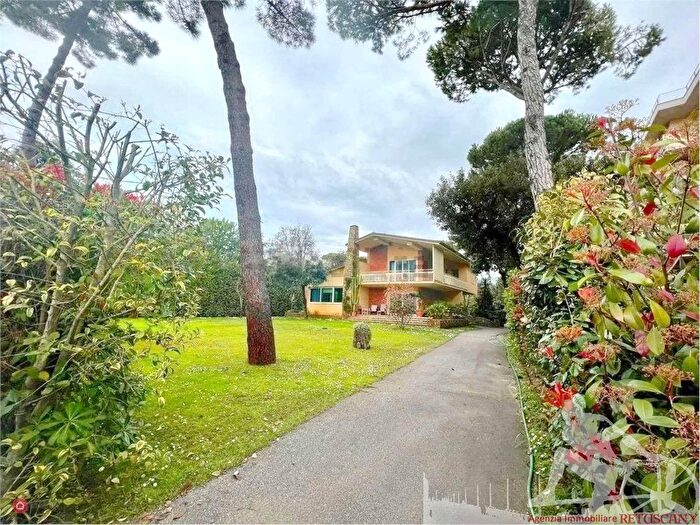 Casa con 9 locali in vendita in Pietrasanta