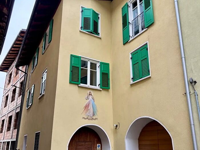 Casa con 6 locali in vendita in Via Giuseppe Garibaldi, Ville dAnaunia