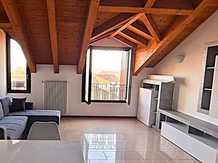 Appartamento quadrilocale in affitto in Via Polesine, Corvetto, Milano