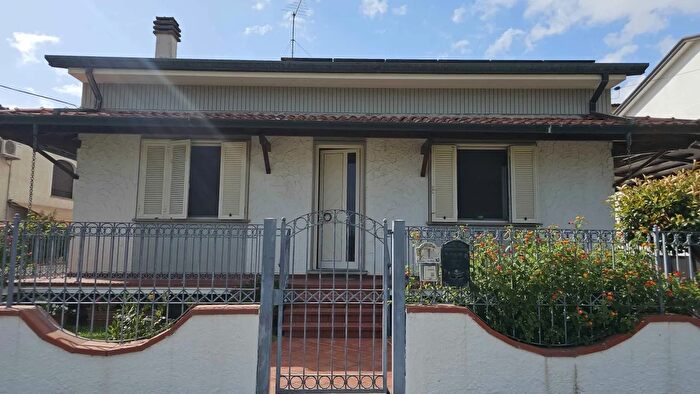 Casa con 5 locali in vendita in Camaiore