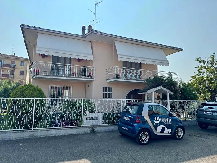 Casa con 6 locali in vendita in Via Baroni, Mortara