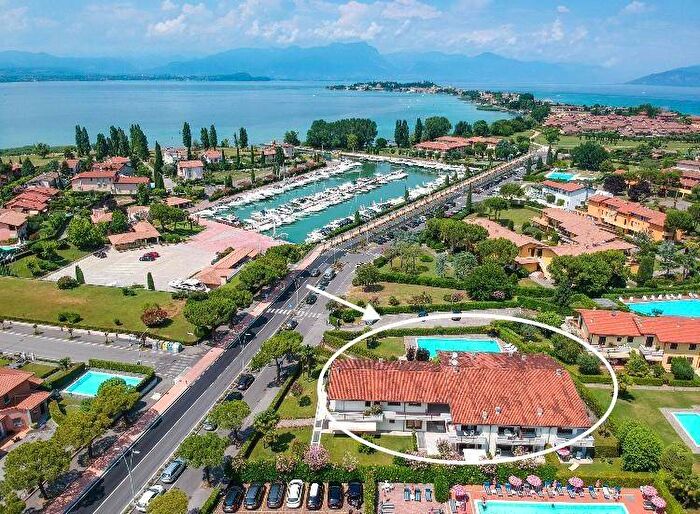 Appartamento trilocale in affitto in Via Salvo D'Acquisto, Centro, Sirmione
