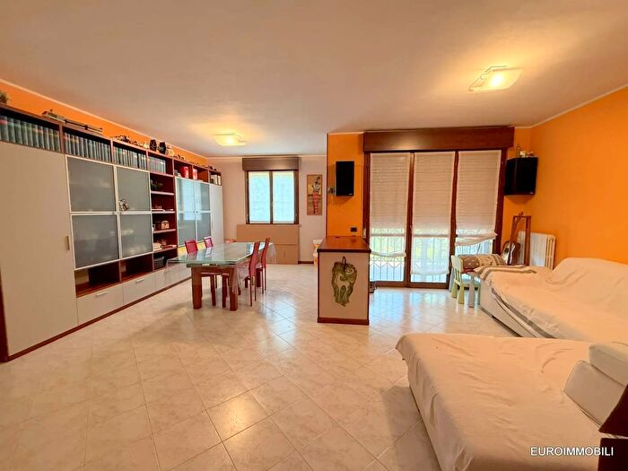 Appartamento con 6 locali in vendita in Largo Quercino, Parma