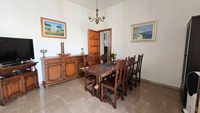 Casa con 5 locali in vendita in Spongano