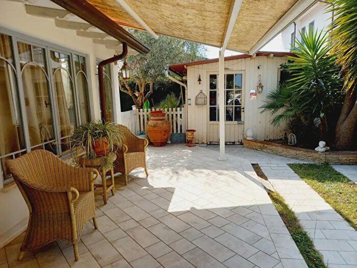 Casa con 6 locali in vendita in Viale Giosue Carducci, Viareggio