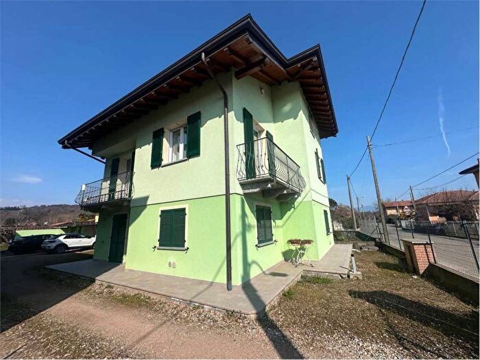 Appartamento trilocale in affitto in via carlo barech, Centro, Angera